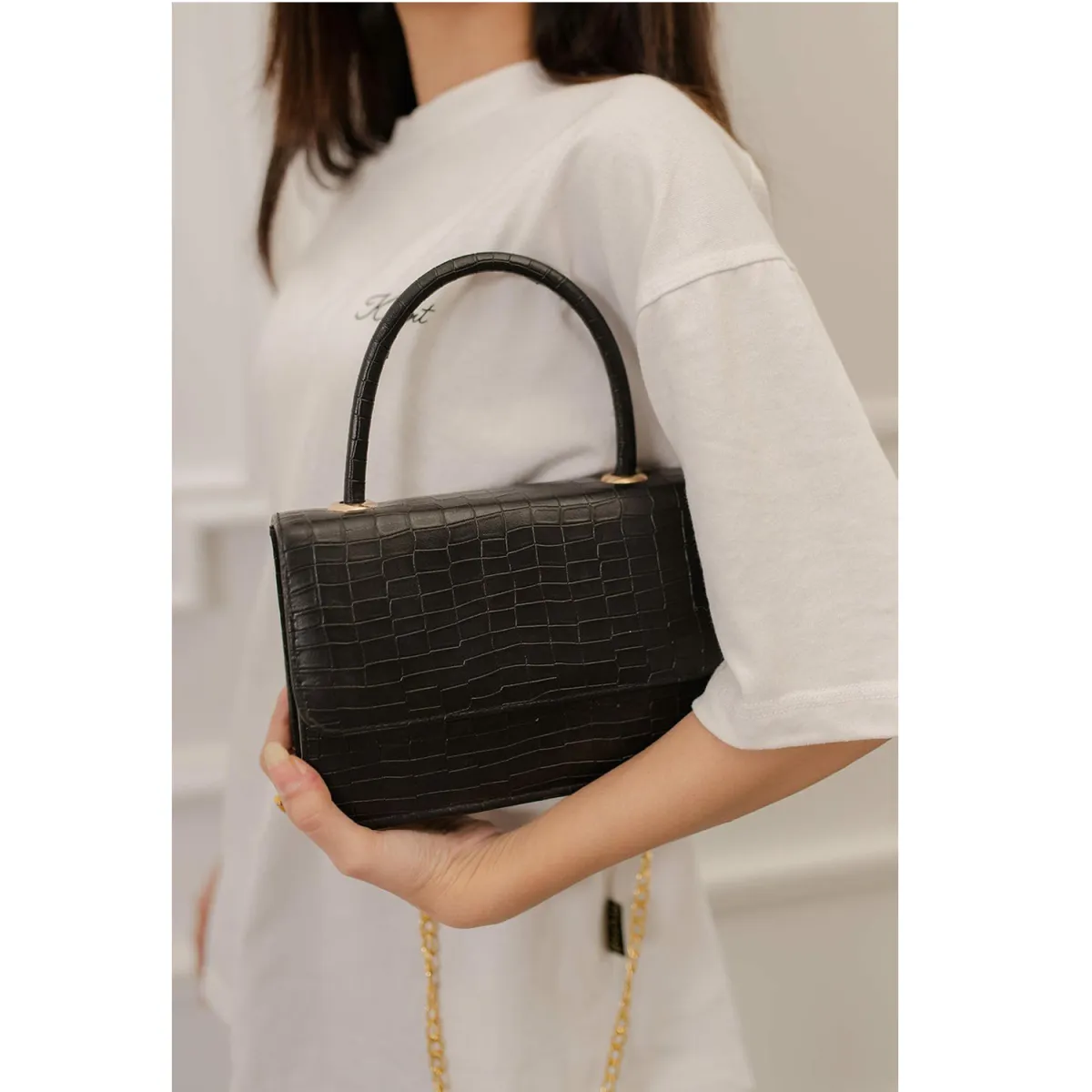 Premium Emerald Green Croco-Textured Mini Handbag – Elegant Top-Handle Purse with Gold-Tone Chain Strap - Image 2