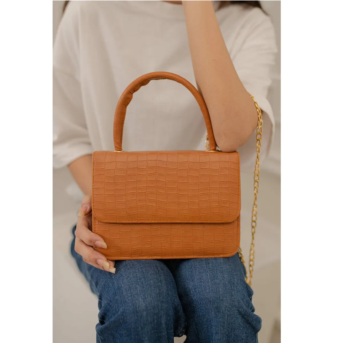 Premium Emerald Green Croco-Textured Mini Handbag – Elegant Top-Handle Purse with Gold-Tone Chain Strap - Image 4
